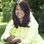 30/05/15.r Jini Reddy goes natural dyeing and printmaking near Cirencester in Gloucestershire.  Jini collecting leaves from the garden for her design.  
Picture: COPYRIGHT John Lawrence 07850 429934